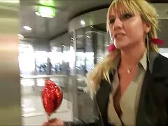 प्यारी को सड़क पर उठाया हिंदी में फुल सेक्सी फिल्म गया था और एक blowjob के लिए पैसे की पेशकश की गई थी