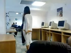 अनुभवहीन युवा वेश्या, डिक पर घुटी हुई जब वह उसे अपने हिंदी में फुल सेक्सी फिल्म फेंग पर ले गई